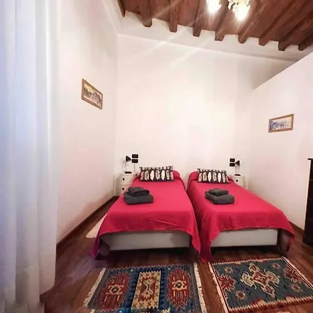 Lovely San Stae Apartment